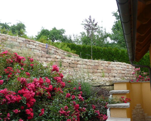 Hangmauer Naturstein sehr hoch1
